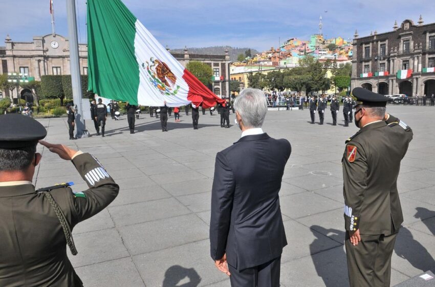  ENCABEZA ALFREDO DEL MAZO CEREMONIA CONMEMORATIVA AL DÍA DE LA BANDERA