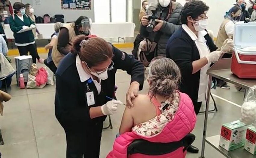  COMIENZA VACUNACIÓN DE ADULTOS MAYORES EN ECATEPEC