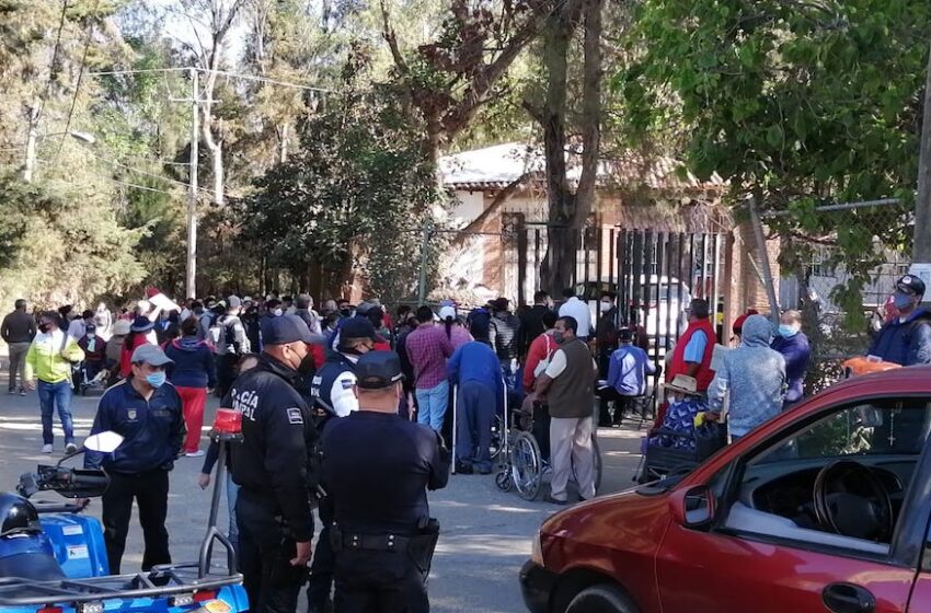  EN TENANCINGO CIENTOS DE PERSONAS DURMIERON FUERA DE LA UNIDAD DEPORTIVA PARA SER DE LOS PRIMEROS EN RECIBIR LA VACUNA