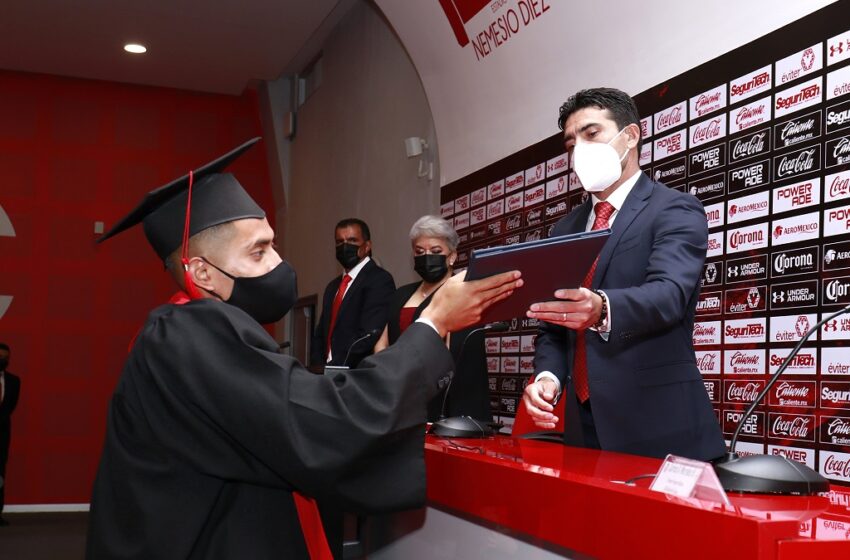  LA GENERACIÓN “MARÍA TERESITA MORDO” SIGLO XXI DISFRUTÓ DE UNA EMOTIVA CEREMONIA DE GRADUACIÓN EN EL ESTADIO NEMESIO DIEZ