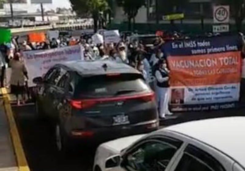  PERSONAL MÉDICO CIERRA CARRILES DE  PASEO TOLLOCAN PARA EXIGIR VACUNAS