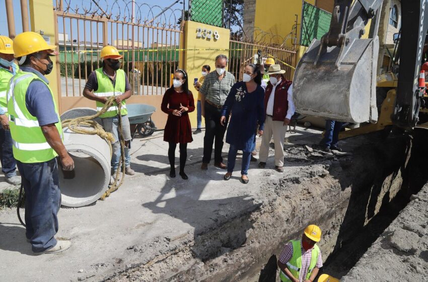  JUNTO CON VECINOS GABY GAMBOA SUPERVISA OBRA DE DRENAJE EN CASA BLANCA