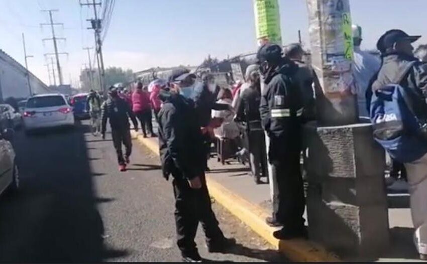  SIN SANA DISTANCIA, DE PIE Y BAJO EL SOL ESPERAN ABUELITOS ACCESO AL CENTRO DE CONVENCIONES PARA SER VACUNADOS
