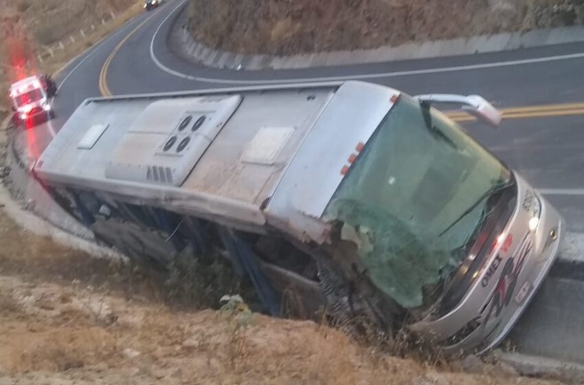  FALLECEN SIETE PERSONAS EN ACCIDENTE DE AUTOBÚS EN ACAMBAY