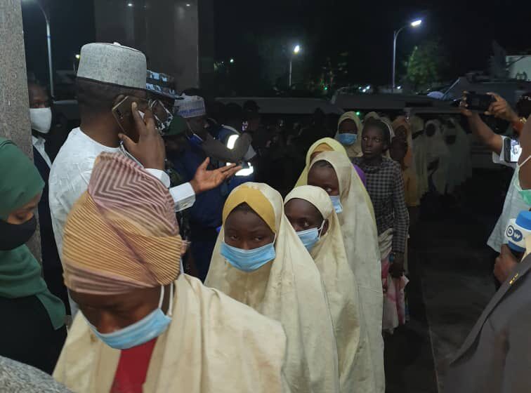  LIBERAN A CASI 300 ESTUDIANTES SECUESTRADAS EN UNA ESCUELA DE NIGERIA