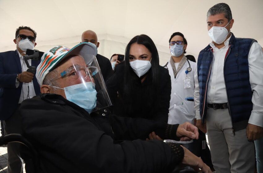  VIVE METEPEC FIESTA POR LA SALUD DE ADULTOS MAYORES EN LA PRIMERA JORNADA DE VACUNACIÓN CONTRA COVID-19