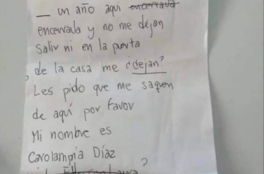  CON UNA NOTA ABUELITA QUE SUFRÍA MALTRATO PIDE AUXILIO MIENTRAS LA VACUNABAN