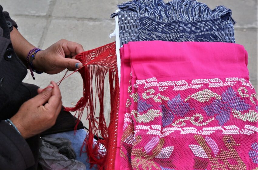  HASTA DOS MESES TARDAN ARTESANAS EN REALIZAR LA PUNTA DE UN REBOZO