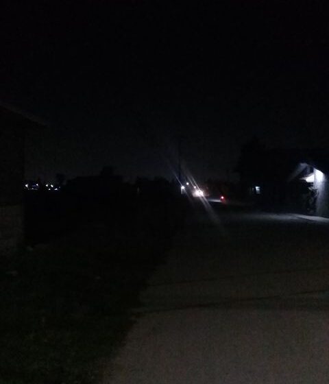  EN EL ARROYO VISTA HERMOSA CAMINAN EN PENUMBRA, LAS LÁMPARAS LLEVAN MESES FUNDIDAS