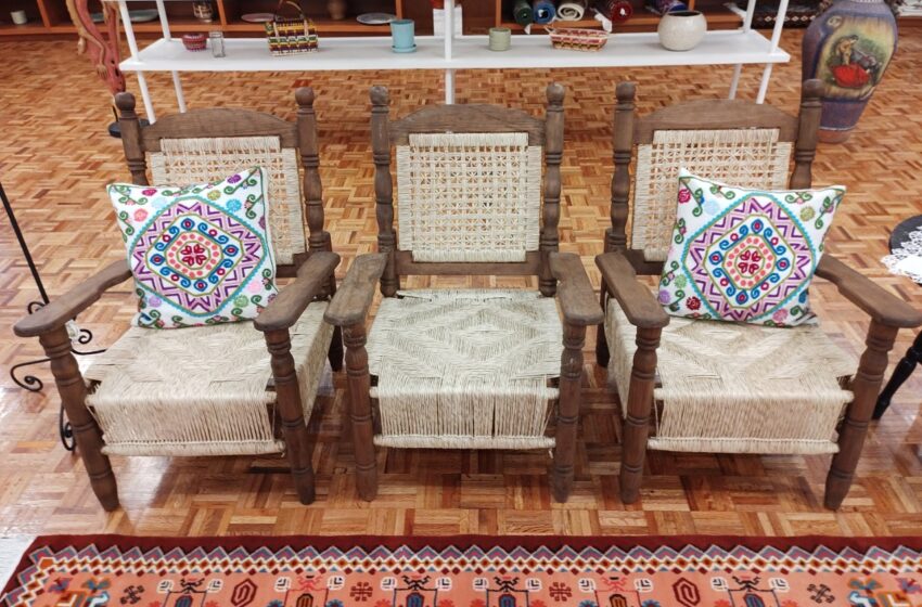  ELABORAN MANOS TENANCINGUENSES HERMOSAS SILLAS DE MADERA