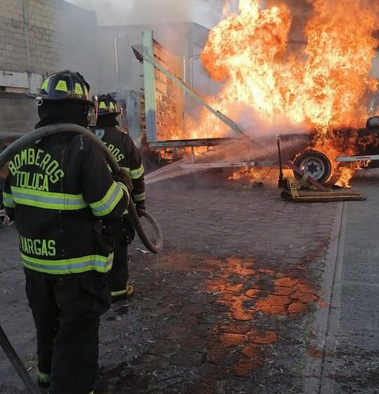  PRENDEN FUEGO A CAMIÓN EN LA CENTRAL DE ABASTO DE TOLUCA