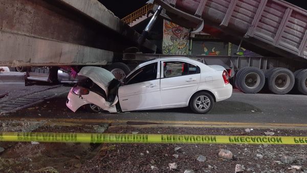  TRAILER DERRIBA PUENTE PEATONAL EN LA CARRETERA MÉXICO-TEXCOCO