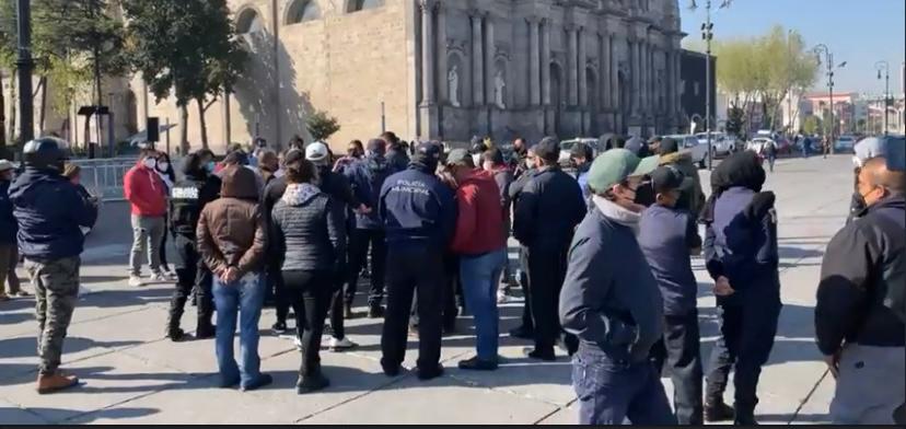  “JUAN RODOLFO DA LA CARA Y PÁGANOS” EXIGEN POLICÍAS AL ALCALDE DE TOLUCA