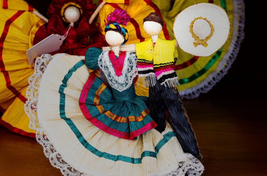  TRANSFORMAN ARTESANOS HOJAS DE MAÍZ EN BELLAS FIGURAS