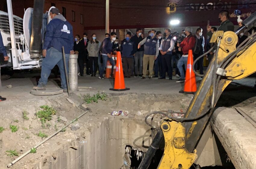  EN METEPEC INICIAN  TRABAJO NOCTURNO DE DESAZOLVE DE RED HIDRÁULICA