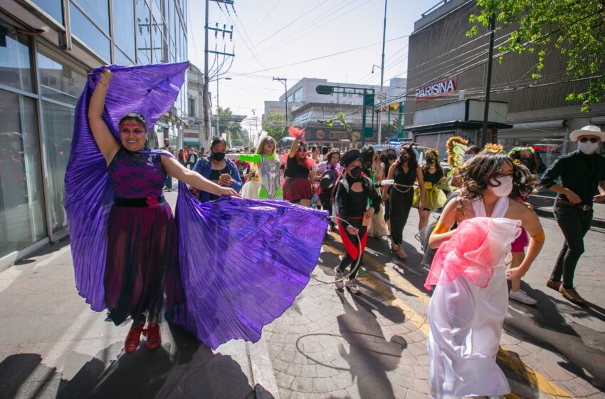  COLORIDO DESFILE POR EL DÍA MUNDIAL DEL TEATRO