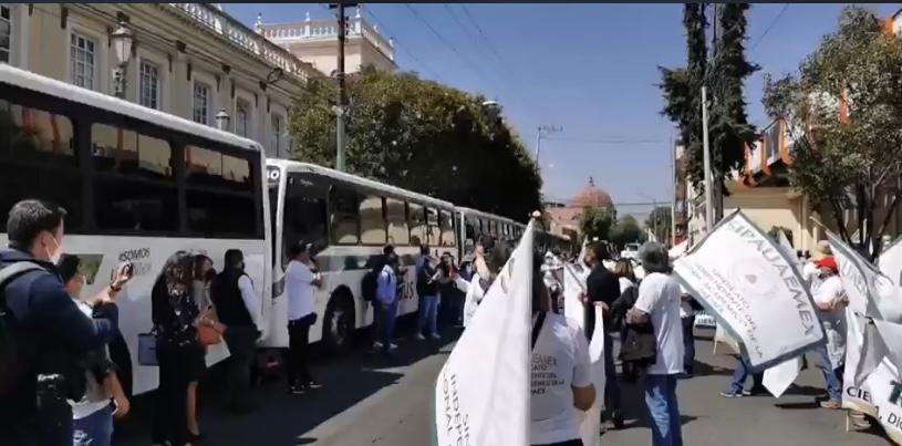  UTILIZAN  “POTROBUSES” COMO BARRERA PARA EVITAR INGRESO DE MANIFESTANTES AL INFORME DEL RECTOR DE LA UAEMEX