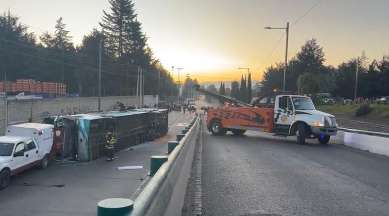  DOS MUERTOS Y AL MENOS 20 LESIONADOS DEJA ACCIDENTE DE AUTOBÚS DE PASAJEROS EN TOLLOCAN