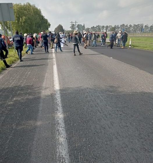  CAMPESINOS BLOQUEAN AUTOPISTA TOLUCA-ATLACOMULCO