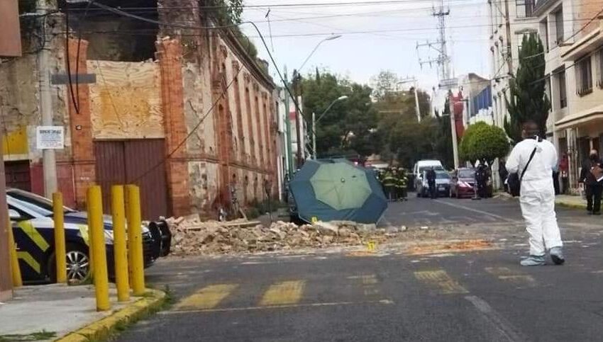  MUERE HOMBRE APLASTADO POR UNA BARDA MIENTRAS COMÍA TACOS EN LA CALLE