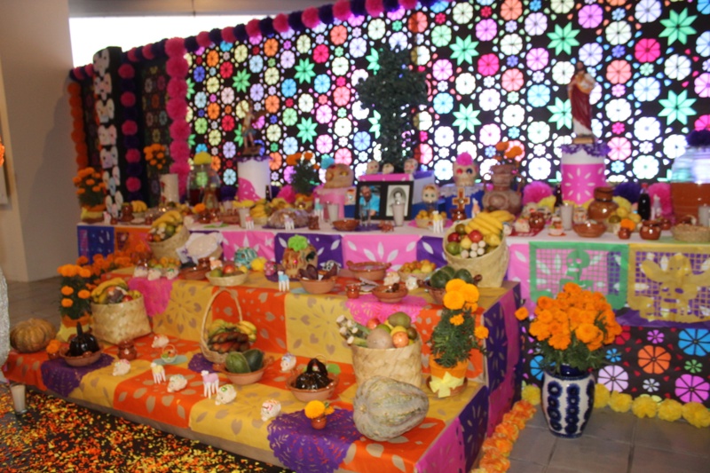  MÁS DE 500 ELEMENTOS EN ALTAR DE MUERTOS DEL MUSEO DE ANTROPOLOGÍA EN EDOMES