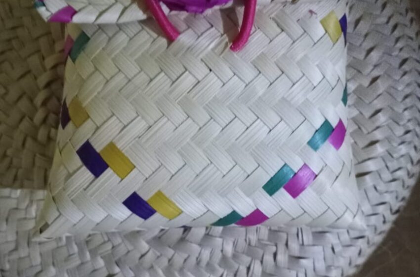  UTILIZAN LA PALMA PARA HACER HERMOSAS ARTESANÍAS Y PIEZAS DE ORNATO