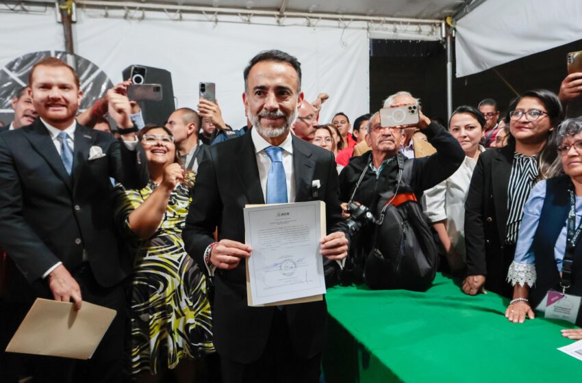  RECIBE FERNANDO FLORES CONSTANCIA COMO PRESIDENTE DE METEPEC
