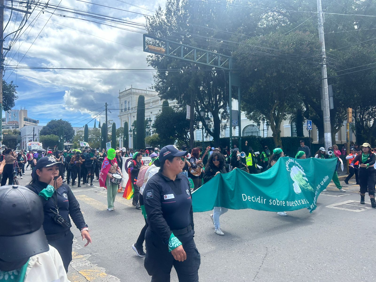 MUJERES MARCHAN EN EL DÍA DE ACCIÓN GLOBAL POR EL ABORTO LEGAL, SEGURO ...