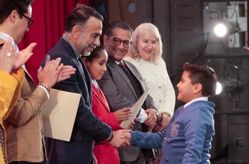 ENTREGÓ FERNANDO FLORES LA BECA EDUCATIVA 2024 A MILES DE ALUMNOS DE METEPEC