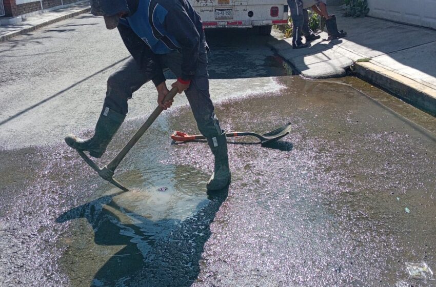  REPARAN FUGA DE AGUA TRAS EXPONER REPORTE EN CONFERENCIA DEL ALCALDE