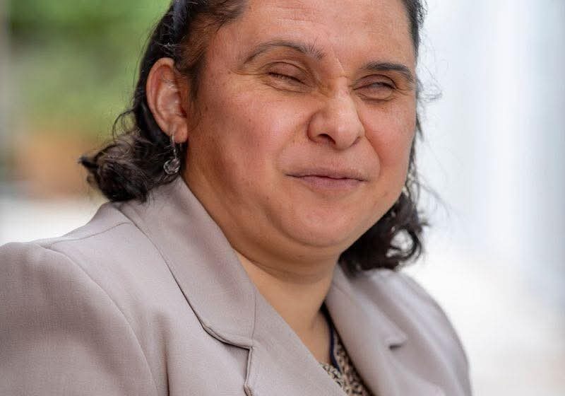  “Entre puntos y líneas que transforman vidas: la historia de Ana Karen, egresada de la UAEMéx y promotora del braille.”