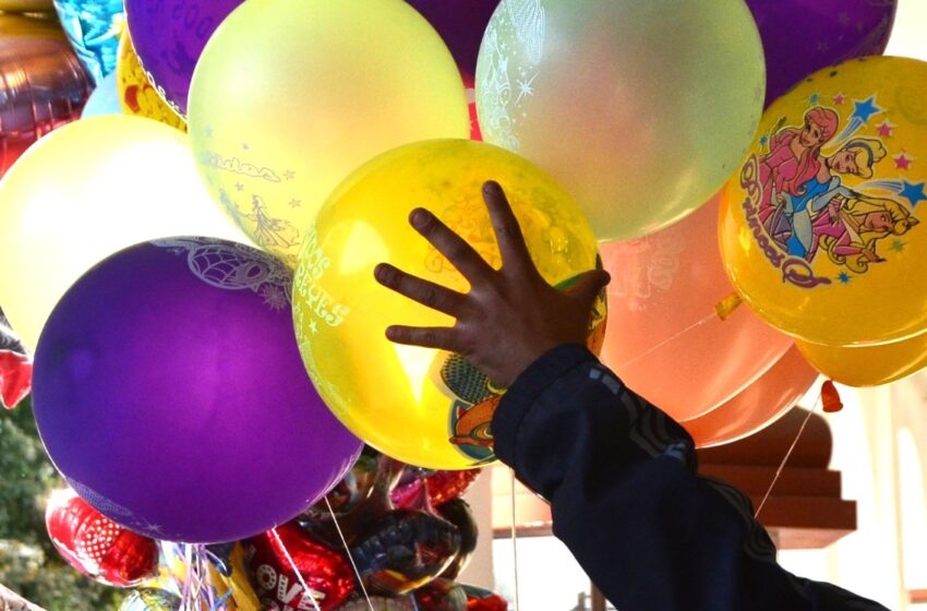  Piden reducir el uso de globos durante la celebración del Día de Reyes