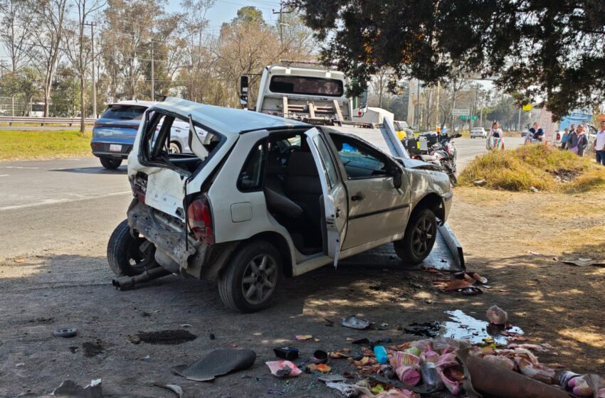  Autobús se da a la fuga y provoca volcadura frente al Tianguis de la Aviación.