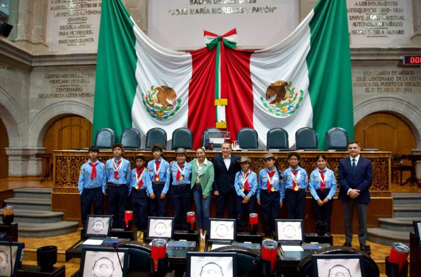  Reconoce Héctor García a jóvenes de Joquicingo ganadores nacionales en robótica