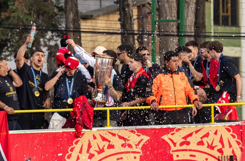  UNA MAREA ROJA TOMÓ LAS CALLES DE TOLUCA PARA FESTEJAR LA CONCACAF