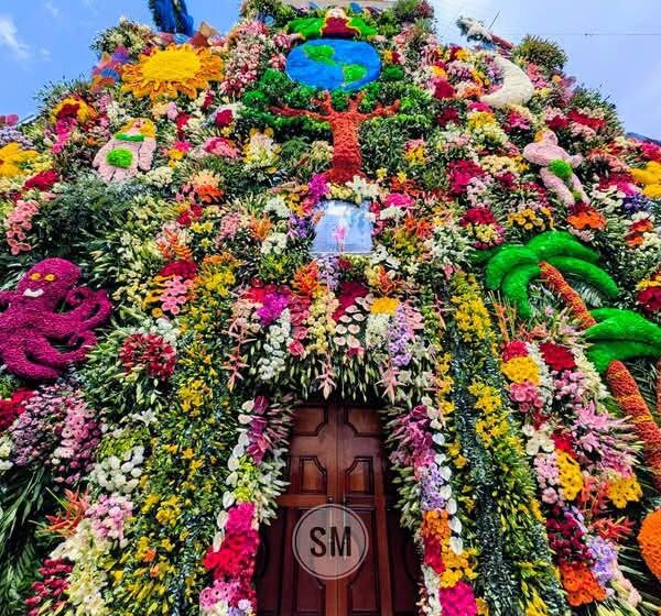  IMPRESIONANTE Y MONUMENTAL ARREGLO FLORAL EN HONOR A SAN JOAQUÍN Y SANTA ANA