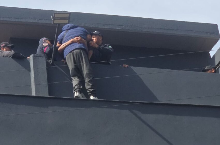  Policía de Toluca evita una tragedia; rescata a hombre en crisis en pleno Centro