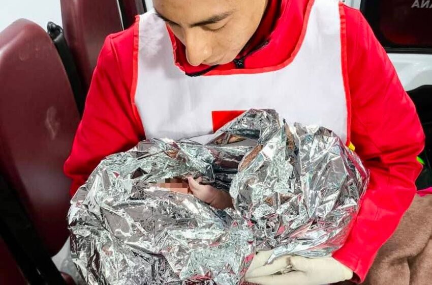  PARAMÉDICOS DE CRUZ ROJA RECIBEN A BEBÉ EN PLENA AUTOPISTA TOLUCA–NAUCALPAN 