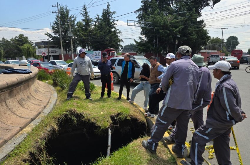  Se registra socavón en Calzada del Pacífico; realizan trabajos de reparación