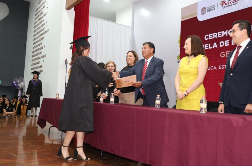  SMSEM acompaña a nuevas generaciones de docentes mexiquenses en su egreso de la Normal