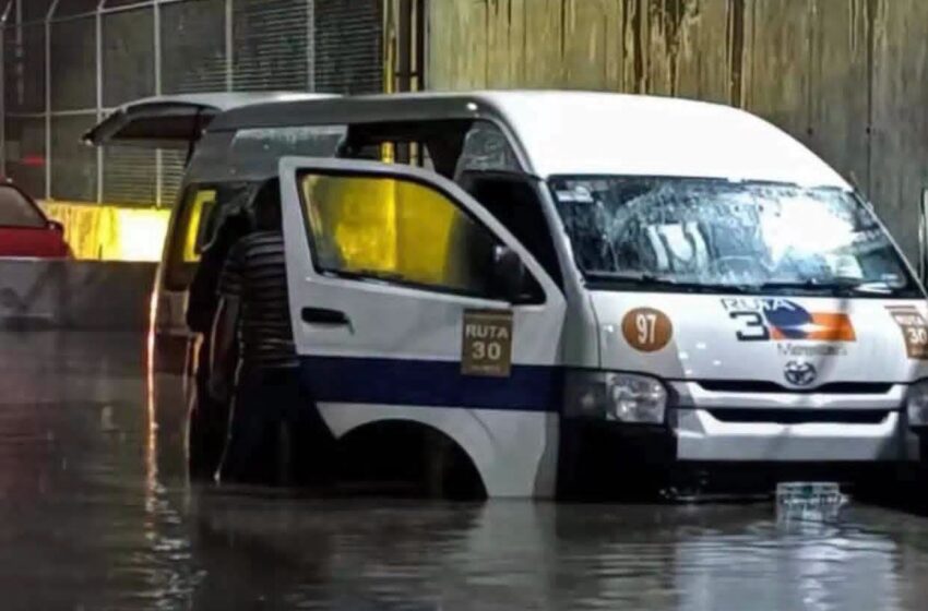  SEIS PASAJEROS MU3REN POR FUGA DE GAS DURANTE INUNDACIÓN EN #tultitlan