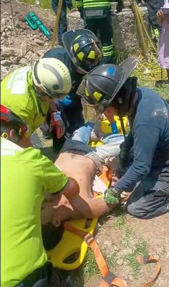  Rescatan a hombre que cayó a un pozo en Tlachaloya