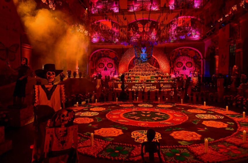  MARIPOSAS MONARCA, CATRINAS Y MOMIA, ASÍ ES LA OFRENDA MONUMENTAL DE PALACIO DE GOBIERNO ESTATAL 