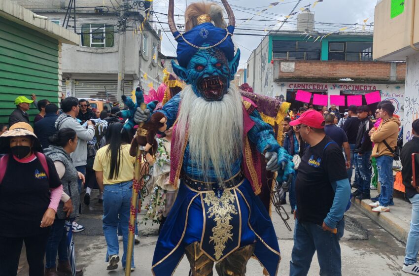  NI LA LLUVIA APAGÓ LA FIESTA, PREGONEROS LLENAN DE COLOR Y VERSOS LAS CALLES DE SAN FRANCISCO TLALCILALCALPAN
